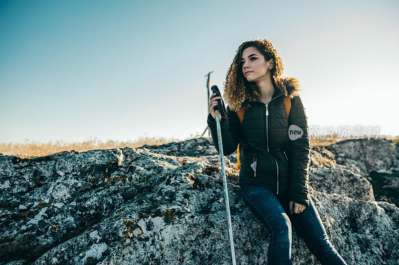 一个女人独自在山路上跋涉