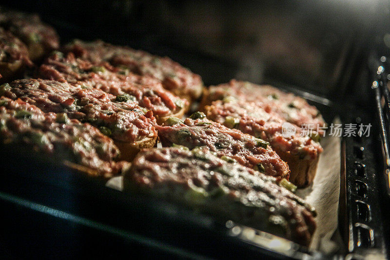 意大利三明治-烤箱中加热的三明治