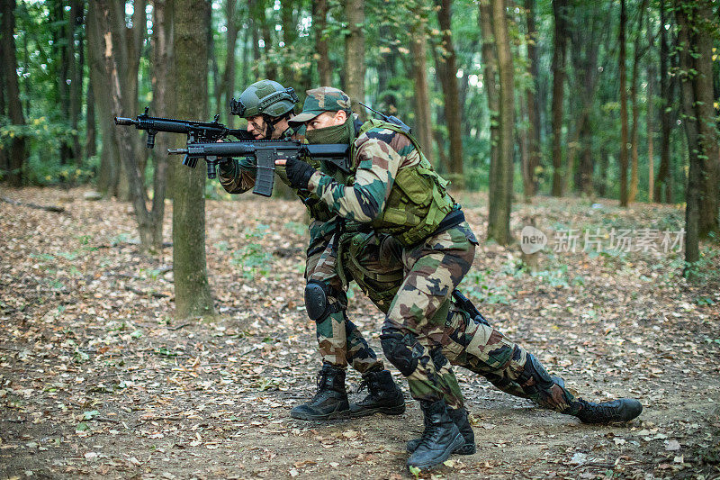 两个士兵在帮助他们受伤的朋友