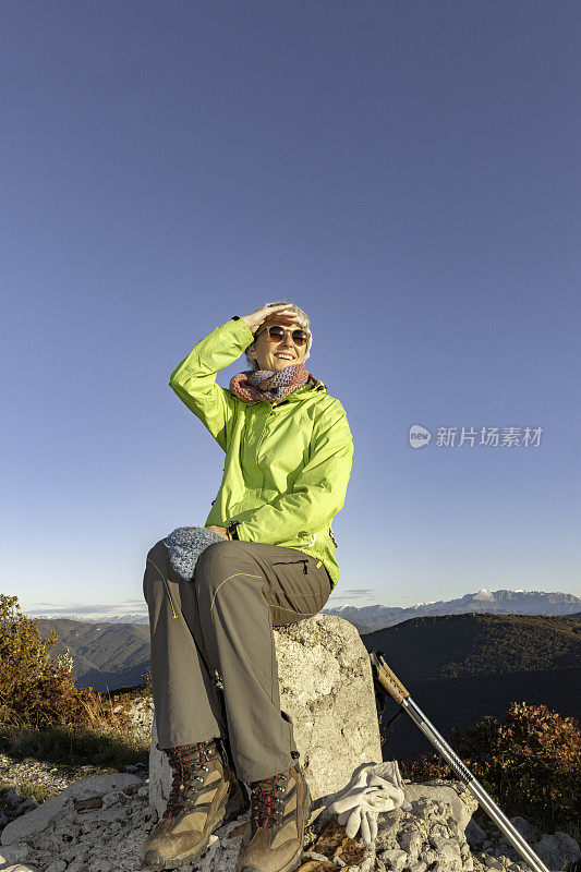 高级徒步者在秋天的黎明休息在南朱利安阿尔卑斯山，意大利，欧洲