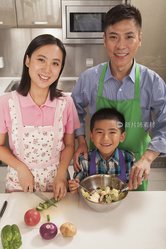 中国家庭在厨房里一起做饭