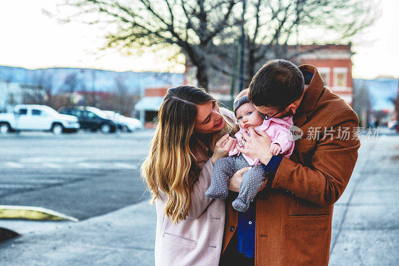 可爱的年轻家庭和婴儿女儿