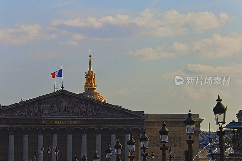法国国旗和协和广场路灯-巴黎，法国