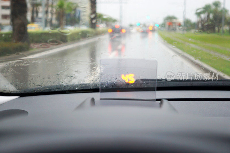 在雨天开车