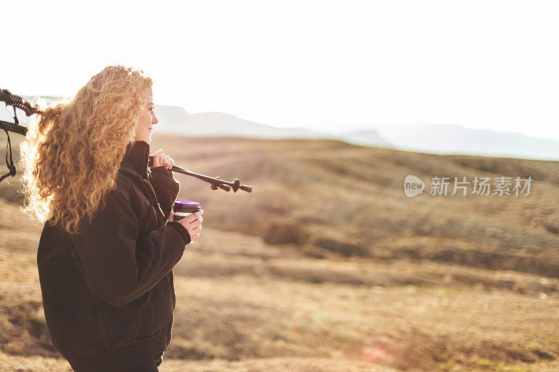 女性户外探险在西科罗拉多日出远足早春在西科罗拉多