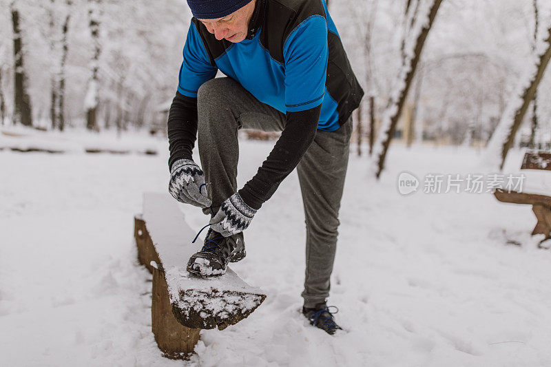 老人在雪中慢跑