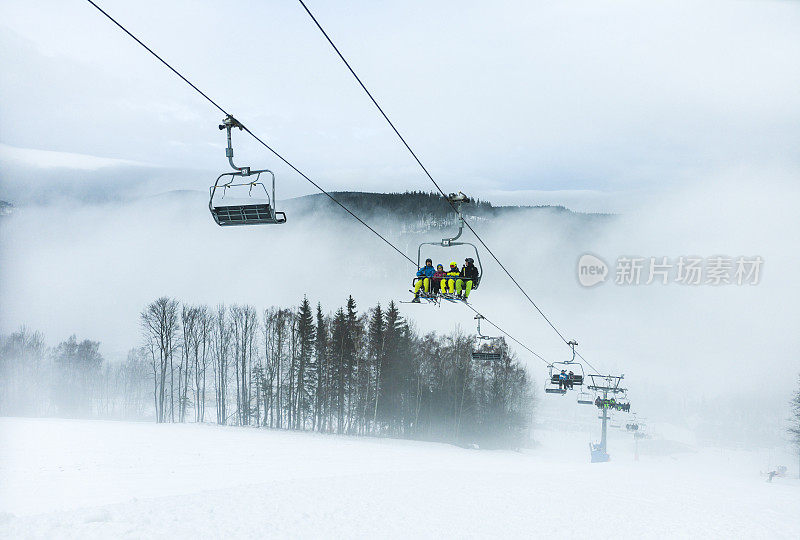 2018年12月27日，捷克，玛拉·莫拉夫卡，人们在卡尔洛夫滑雪胜地乘坐滑雪缆车。