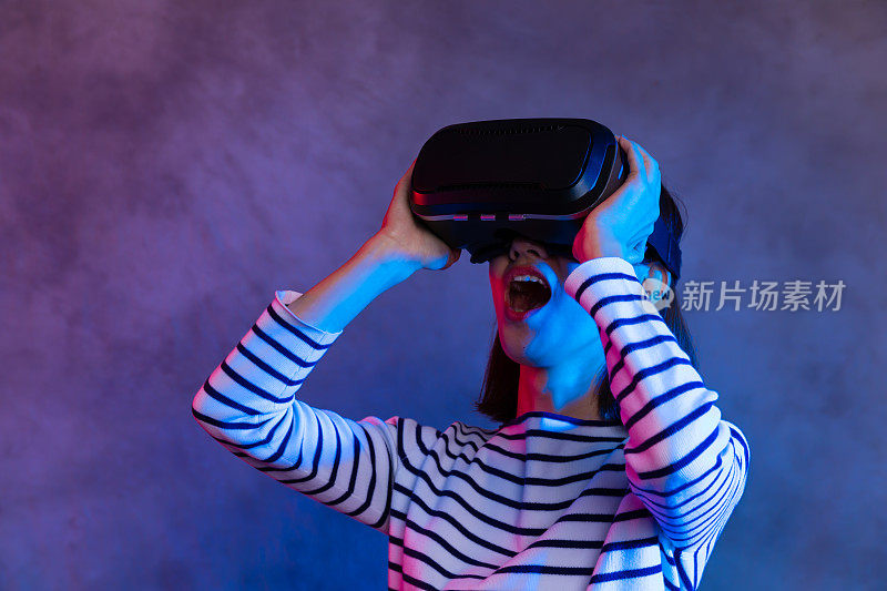 迷人的亚洲女孩戴着VR眼镜