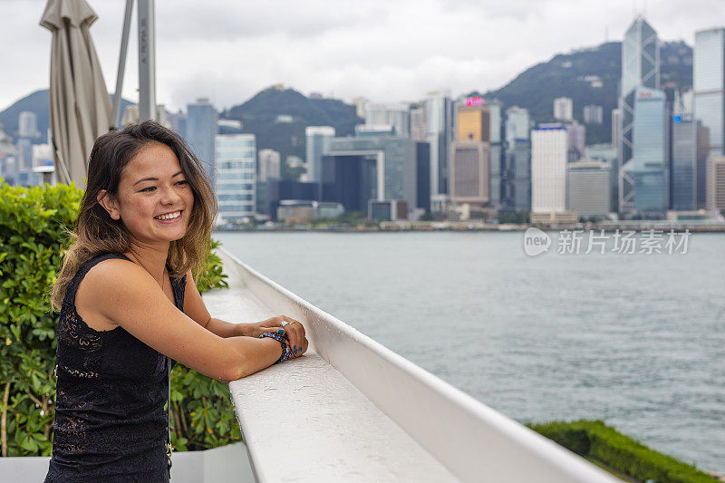 年轻女子欣赏香港天际线