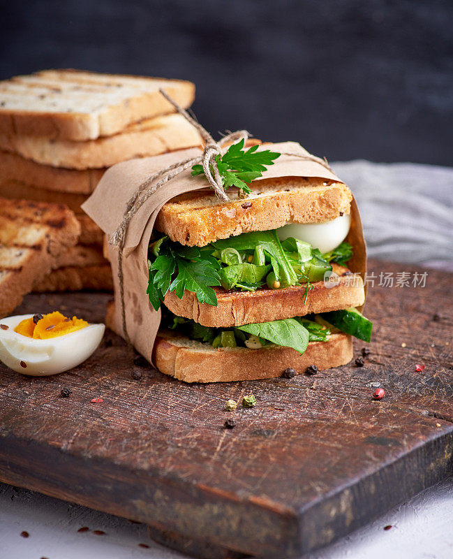 法式吐司三明治，生菜叶和煮鸡蛋