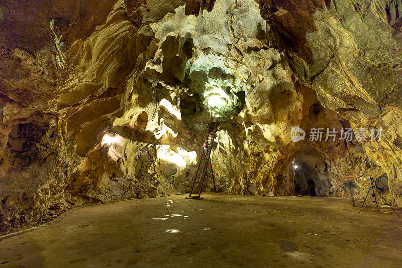 越南三腊省麦洲区莫琅洞内的自然美景。越南北部松腊省最宽的洞穴
