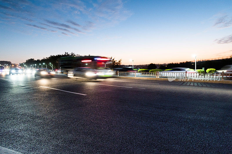 黄昏时分高速公路上行驶的汽车