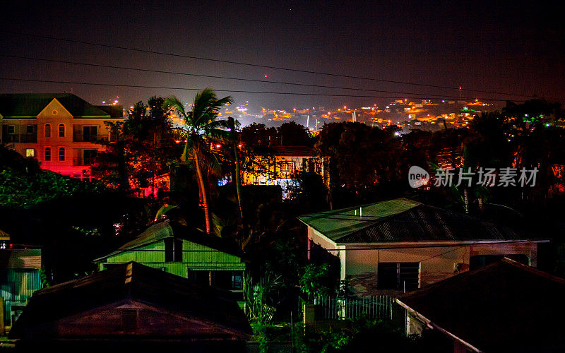加勒比小镇的夜晚。圣约翰、安提瓜和巴布达