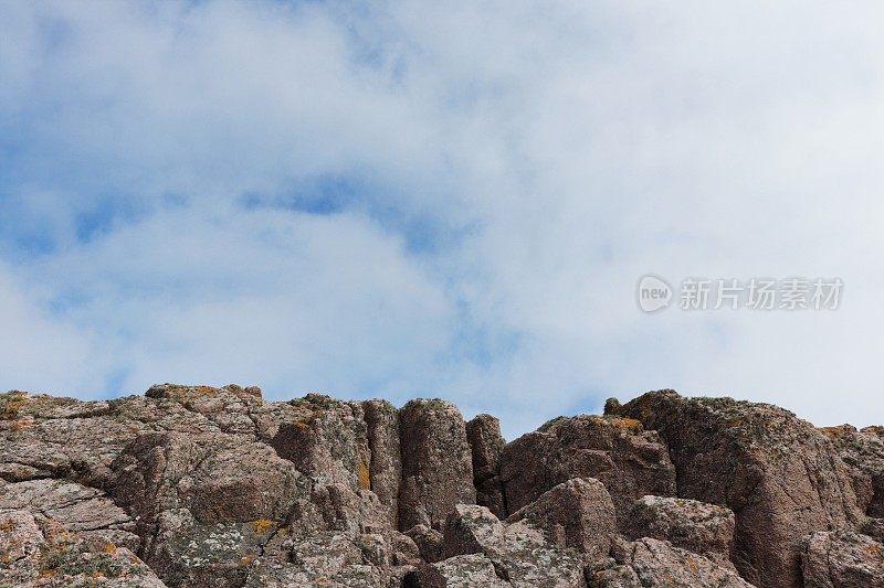 悬崖上的岩石和岩石池由红彼得黑德花岗岩制成