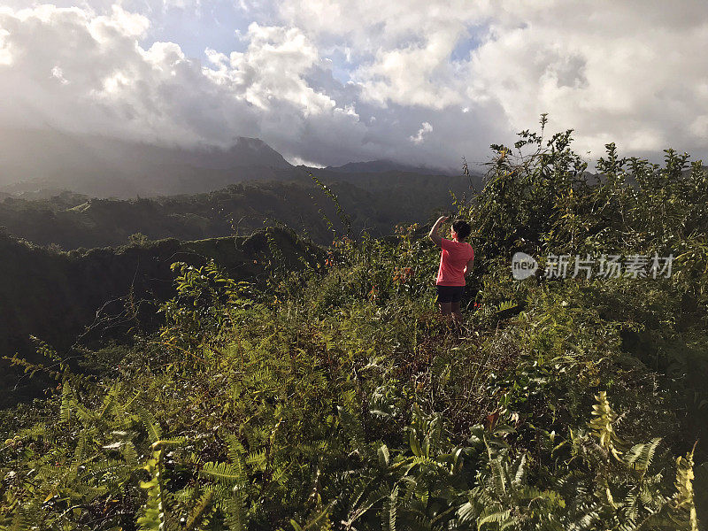 妇女欣赏郁郁葱葱的马卡莱哈山，考艾岛，夏威夷