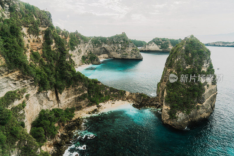 从努沙佩尼达悬崖上的海滩风景