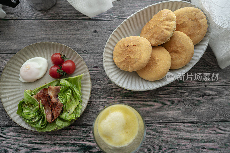 自制健康早餐:果汁、自制大饼、煮鸡蛋、炒白菜和培根