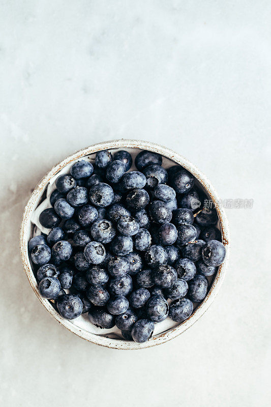 蓝莓碗在白色背景与复制空间在乡村风格
