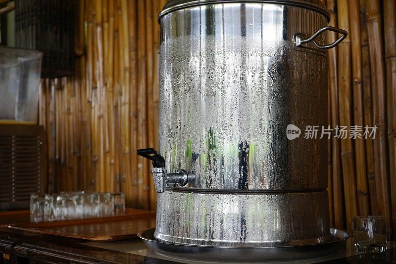 闪亮的金属冰水容器