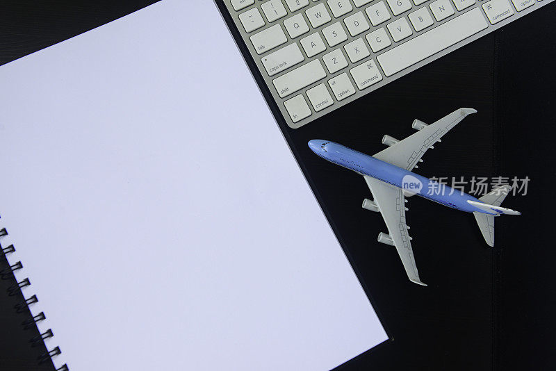 飞机模型，笔记本和电脑键盘的特写