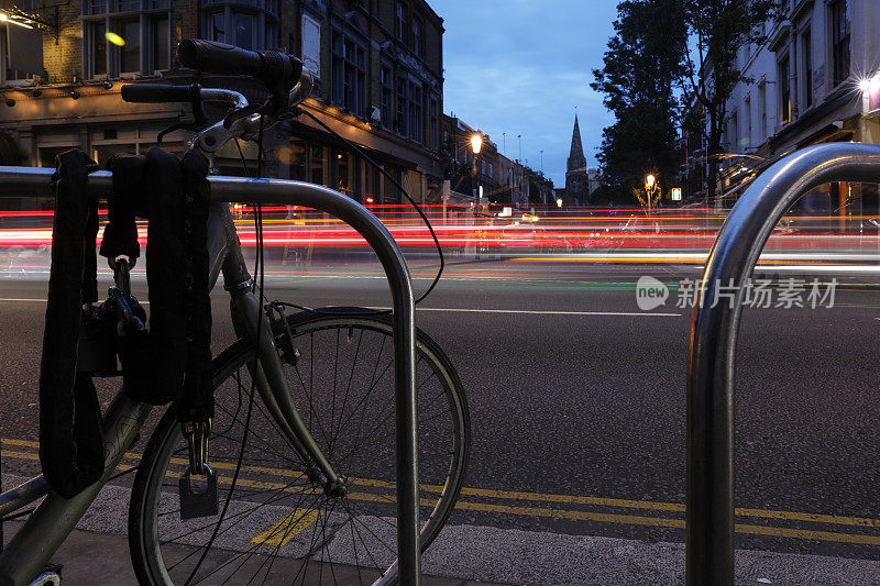 停在伦敦富勒姆路附近的自行车