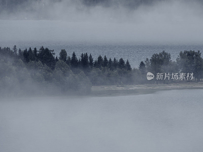 浓雾在斯堪的纳维亚半岛北部的海湾快速翻滚