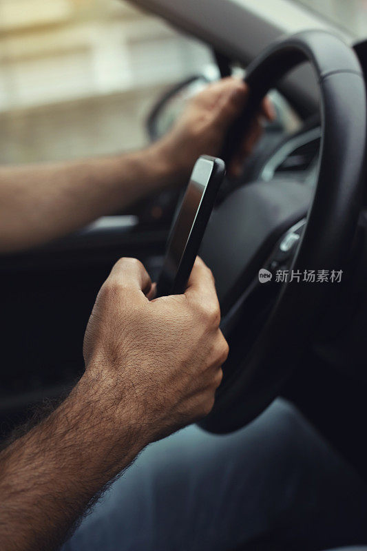 开车时发短信，在车里用手机