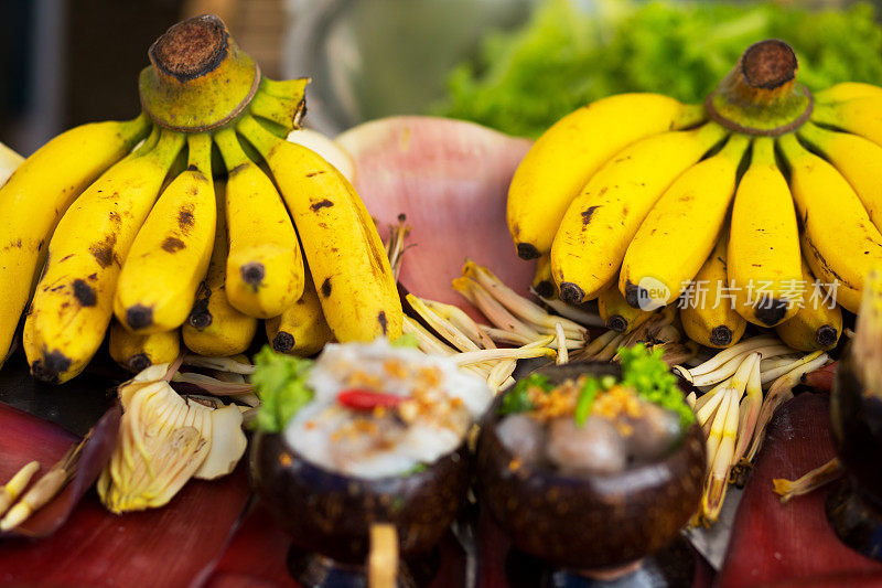 泰国食物背后的香蕉和鲜花