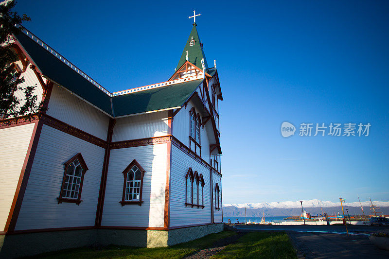 Húsavík，冰岛:美丽古老的白色教堂(Húsavíkurkirkja)