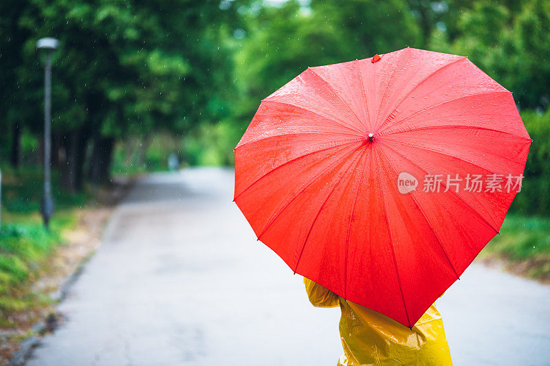 走在雨中