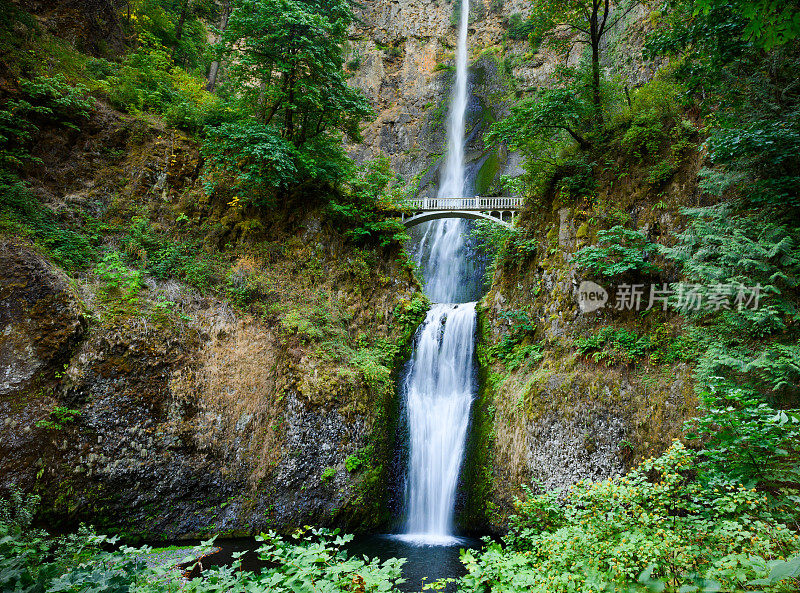 美国俄勒冈州穆尔特诺玛瀑布风景区