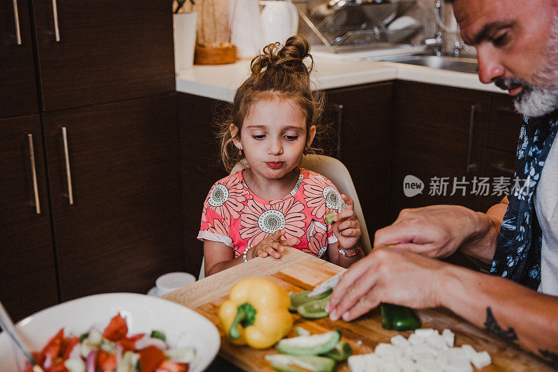 父女做饭