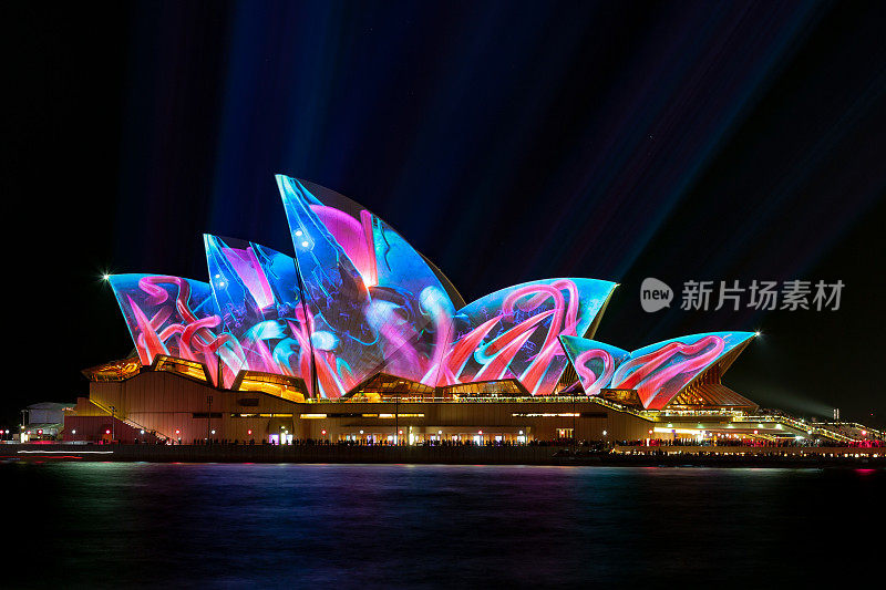 在一年一度的“生动悉尼节”上，著名的悉尼歌剧院被不同的设计和鲜艳的色彩所照亮。