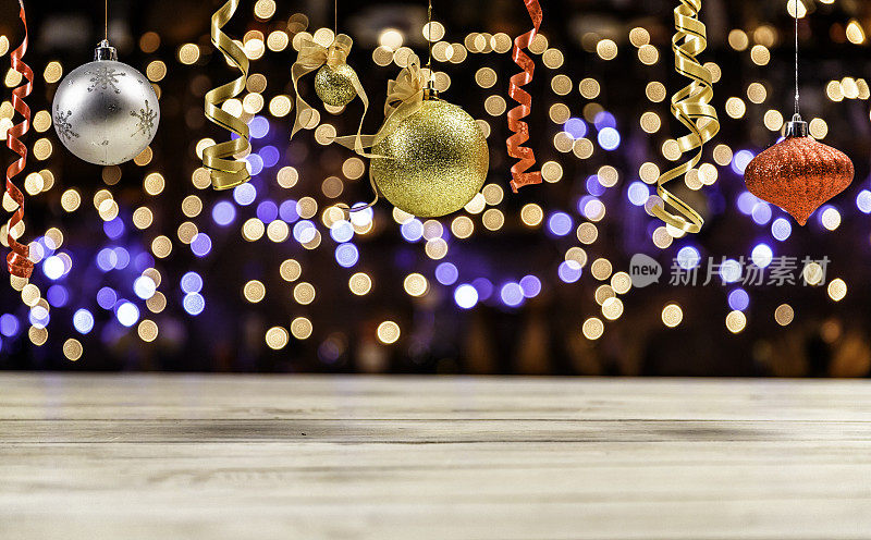 彩色背景的圣诞装饰品和散焦圣诞照明