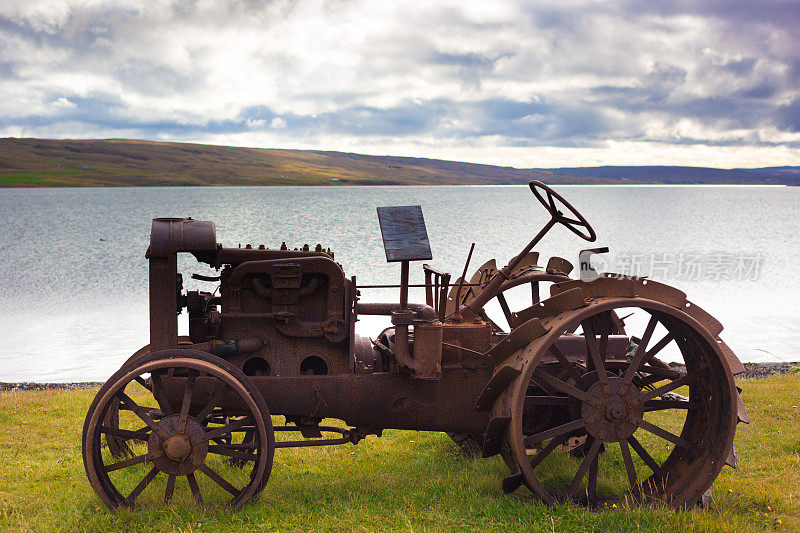 冰岛:生锈的老式拖拉机坐落在湖边
