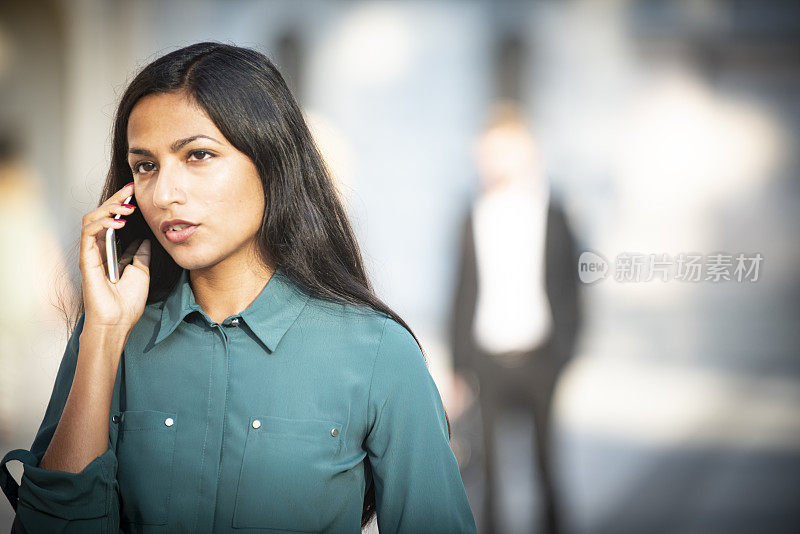 年轻的印度女商人在打电话