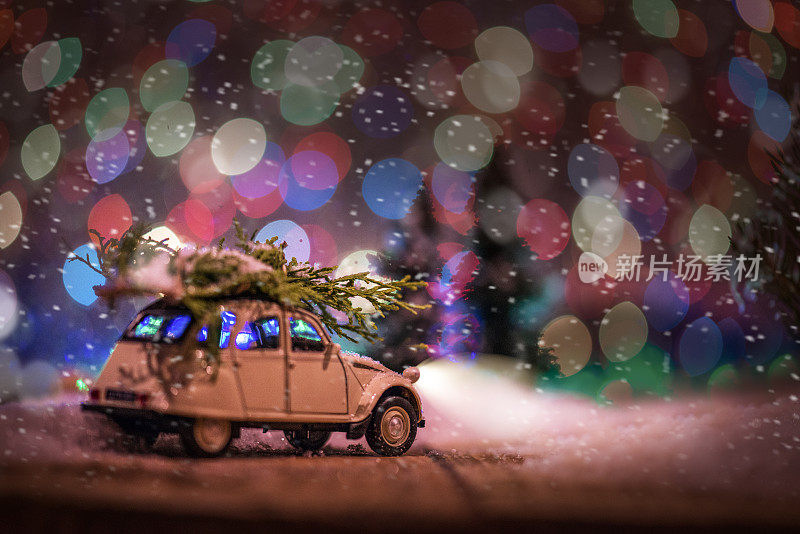 带着圣诞树的老式玩具车