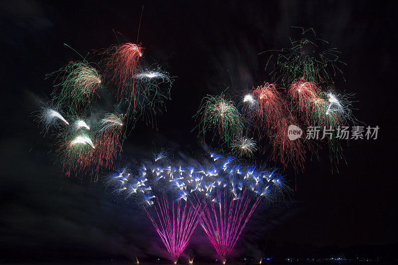 在法国国庆日7月14日，在黑暗的天空中拍摄的美丽的大型和多彩的烟花表演的特写