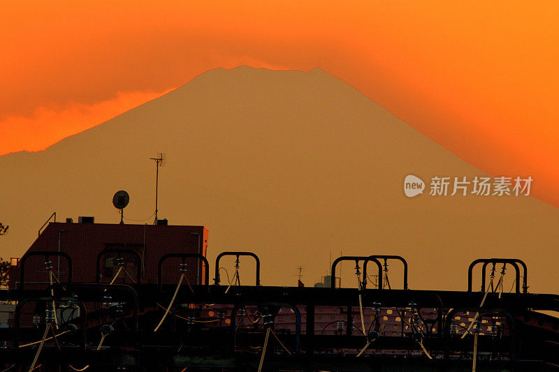 富士山的日落和日落后:从东京看