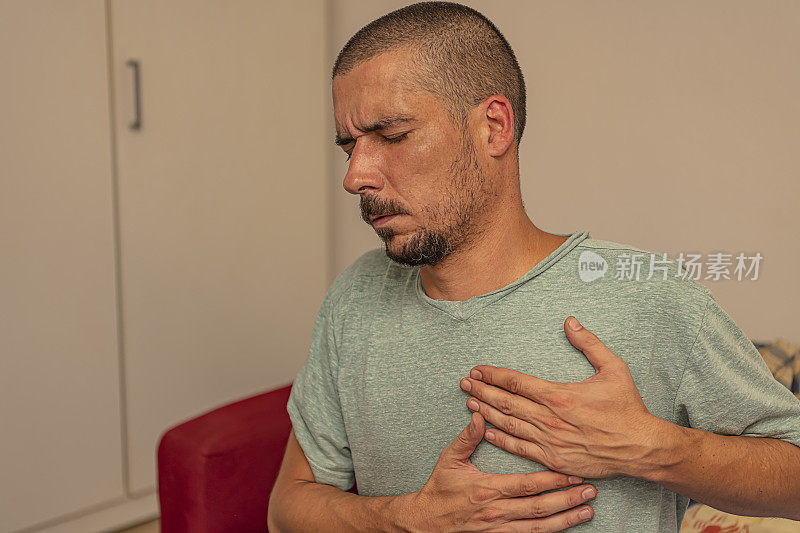 男人正遭受着严重的胸部疼痛