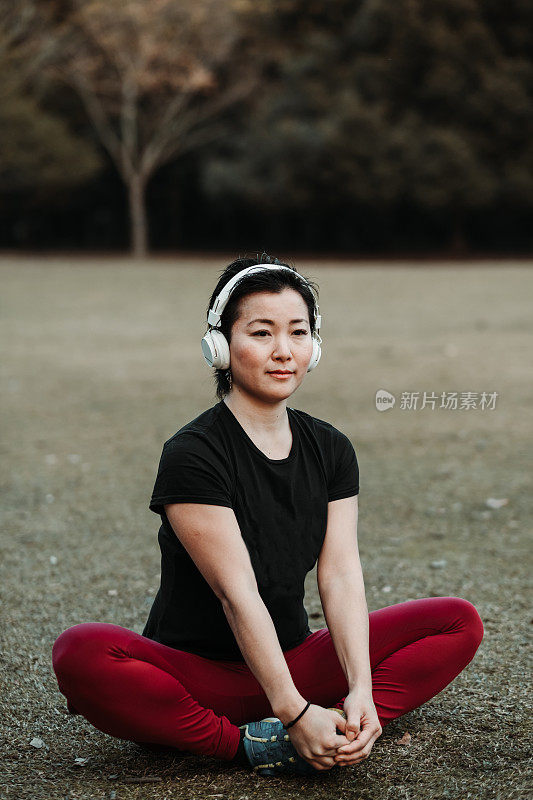 亚洲妇女听音乐和做运动