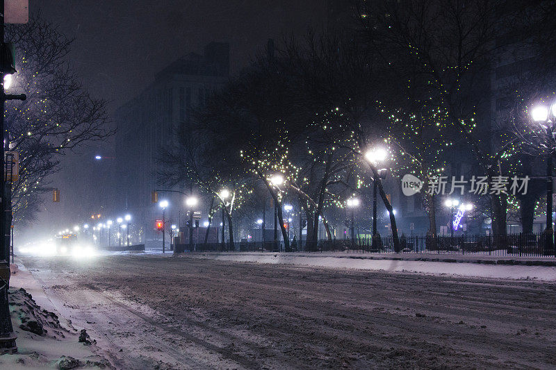 安大略汉密尔顿-夜晚降雪后的国王街东