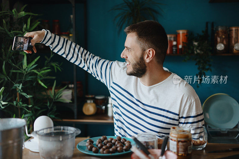 一名千禧一代男子正在拍摄他手工制作的生素食甜品