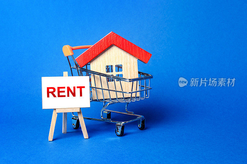 一间放在购物车里的房子和一个写着“租”字的画架。出租房和公寓，买和租之间的选择。房地产价格和买房或公寓的可取性。