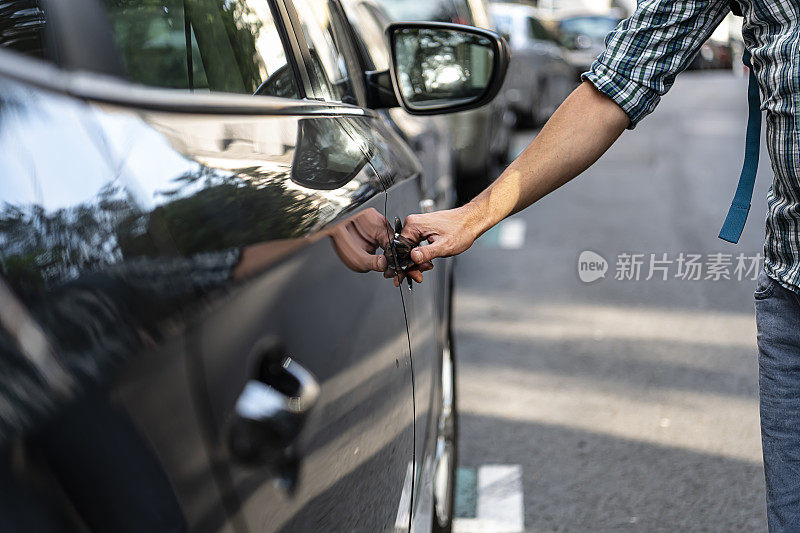 一名男子正在上街上的汽车