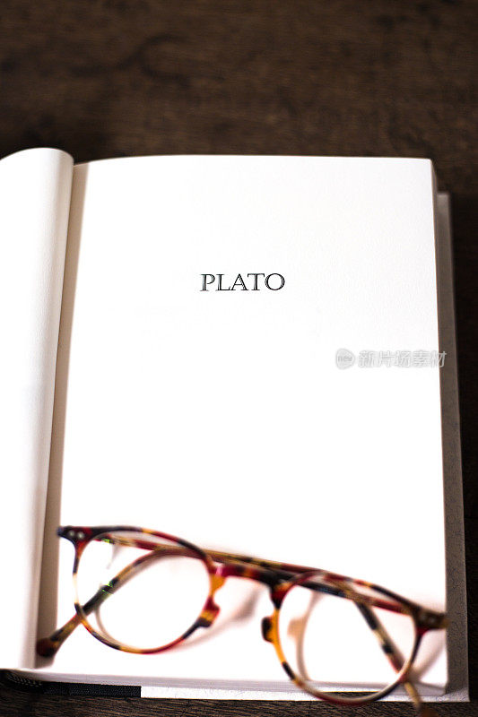 打开书，标题页:PLATO(带玳瑁眼镜)