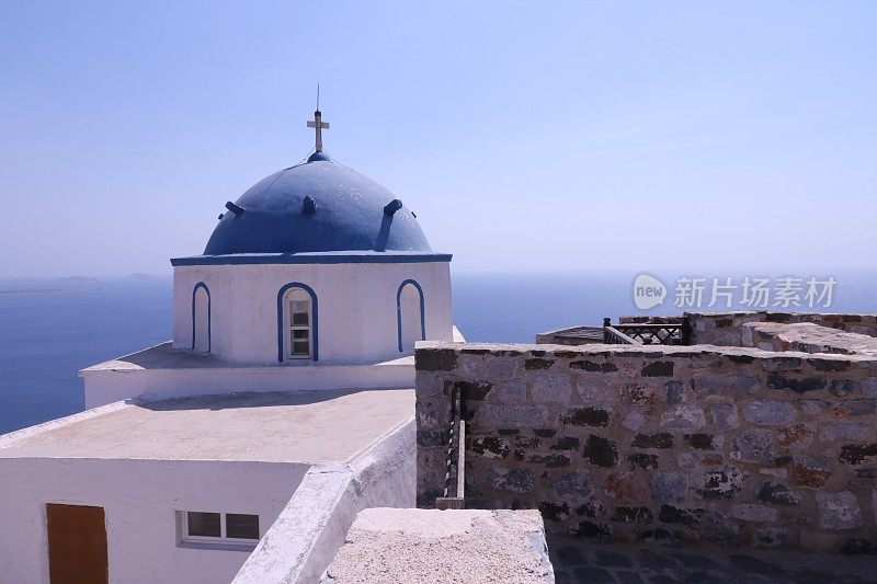 希腊阿斯提帕利亚岛的chora的传统白色教堂。