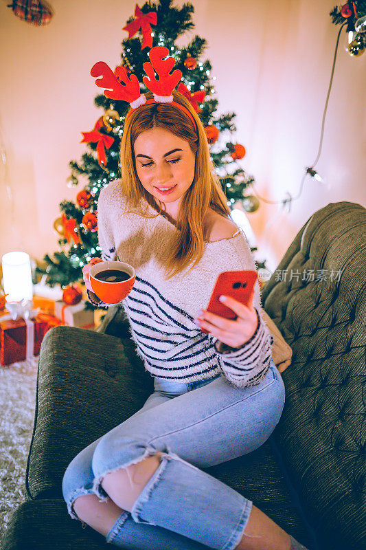 美丽的女人独自庆祝圣诞节