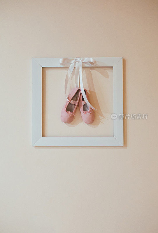 芭蕾舞鞋挂在墙上。芭蕾舞鞋挂在墙上。