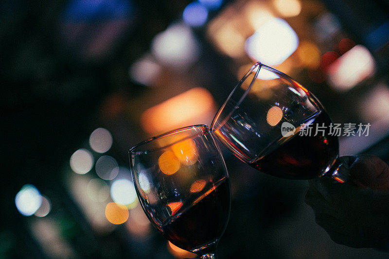 在雅典，一对夫妇为好消息庆祝和欢呼，每人手里拿着一杯红酒。